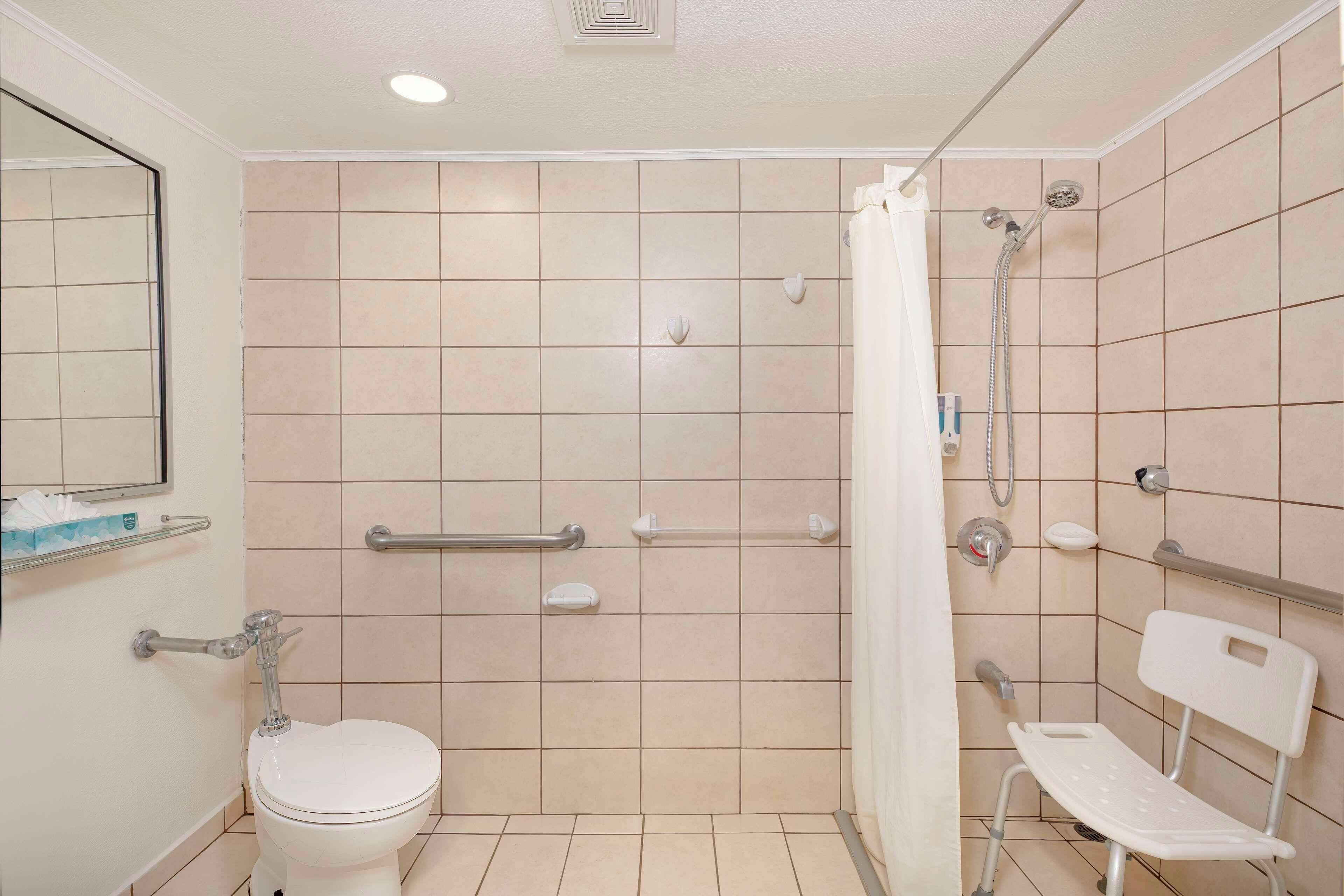 Double Single Room Roll Shower Garden View Disability Access or Non-Smoking